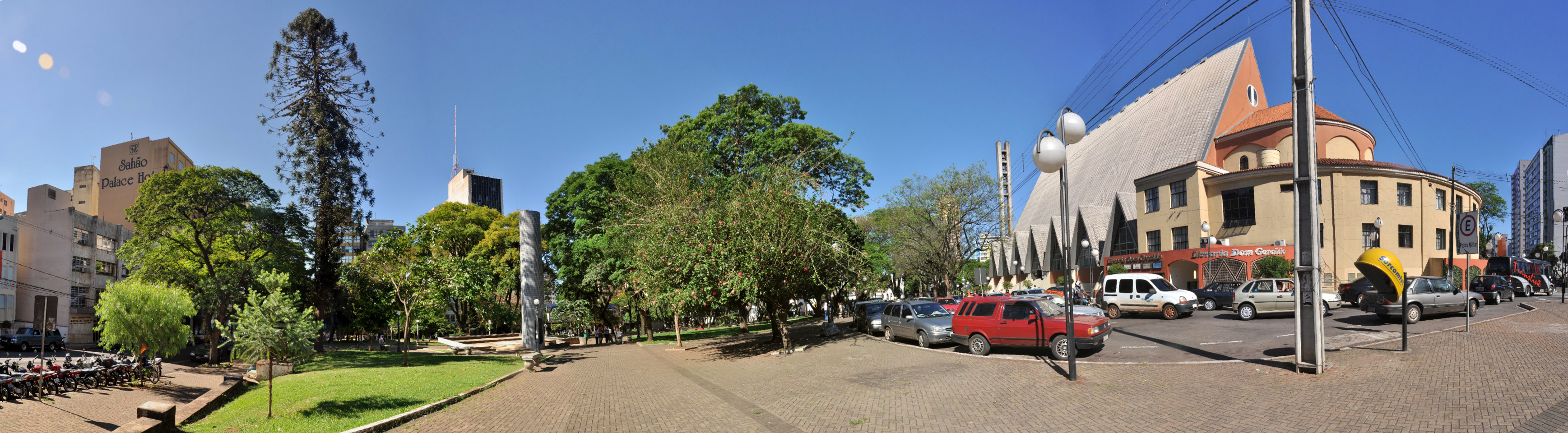 Catedral Metropolitana e praça no centro de Londrina